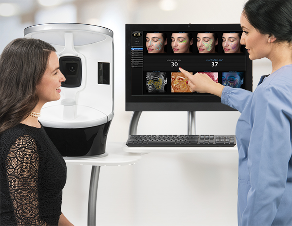 VISIA Evolution による肌年齢カウンセリングの様子(実年齢30歳・TruSkin Age 37)